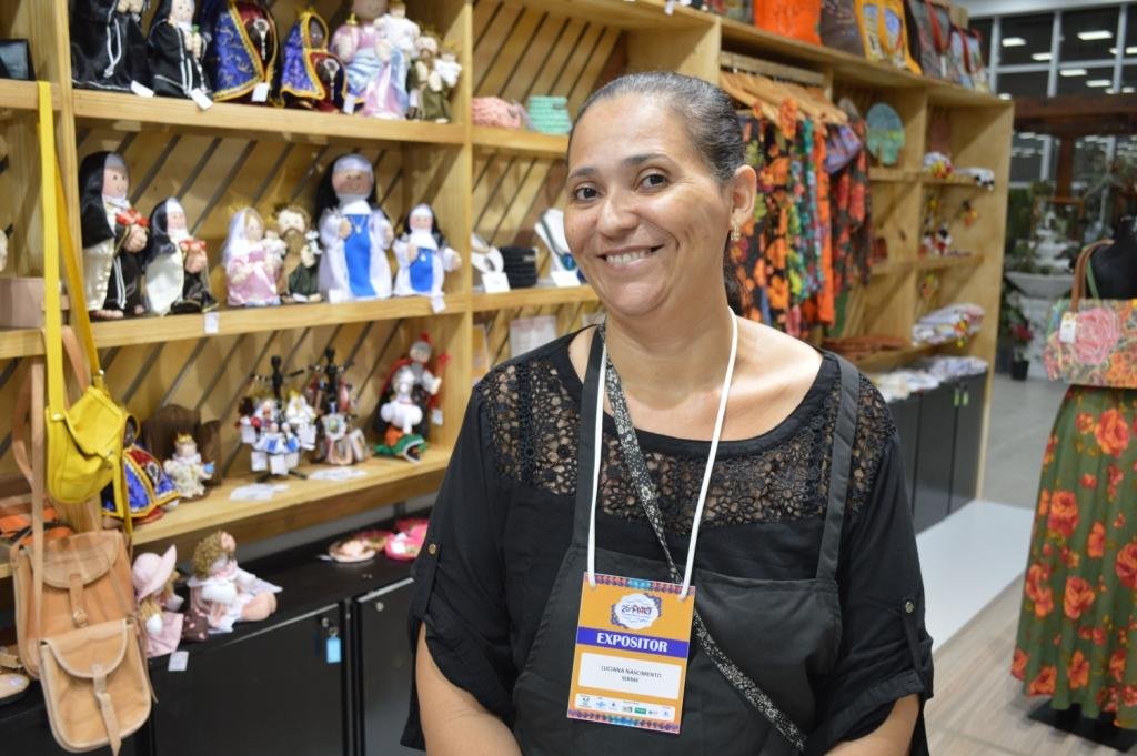 Luciana Nascimento direcionou a produ&ccedil;&atilde;o de bonecas de pano para tem&aacute;tica religiosa