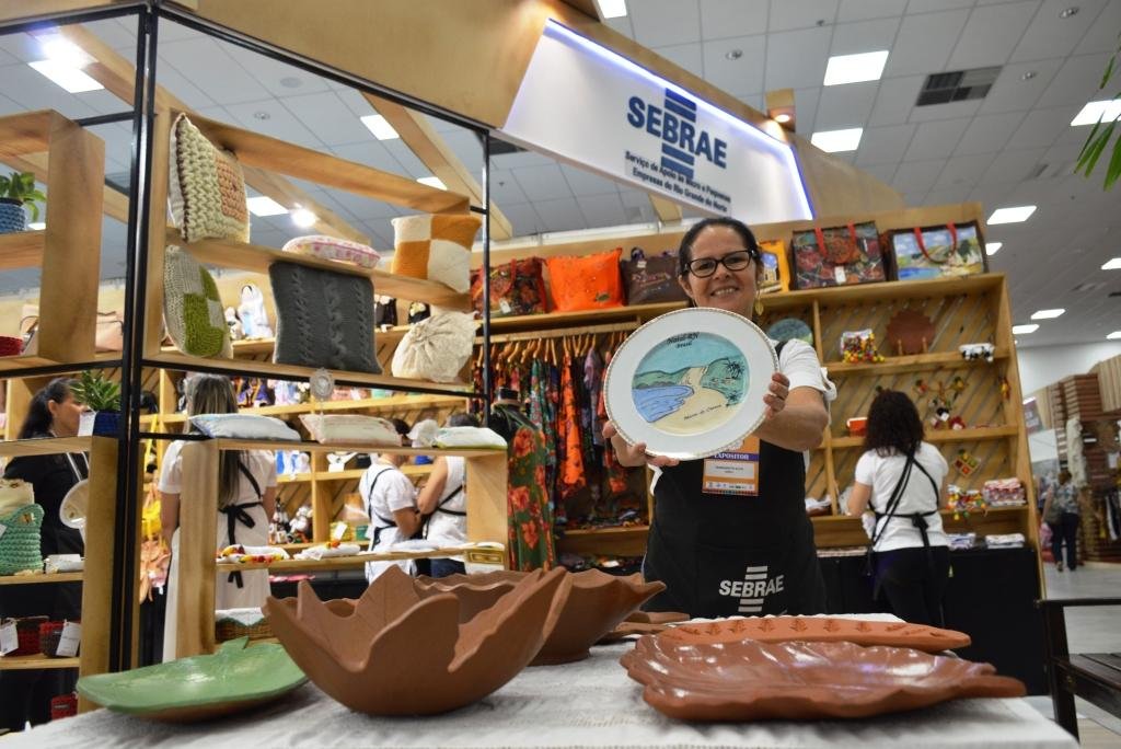 Artes&atilde; Margareth Silva apostou em pe&ccedil;as decorativas em cer&acirc;mica vermelha para vender no evento