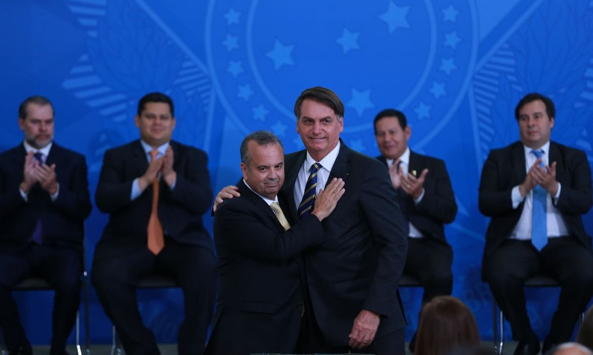 Presidente Jair Bolsonaro d&aacute; posse ao ministro Rog&eacute;rio Marinho