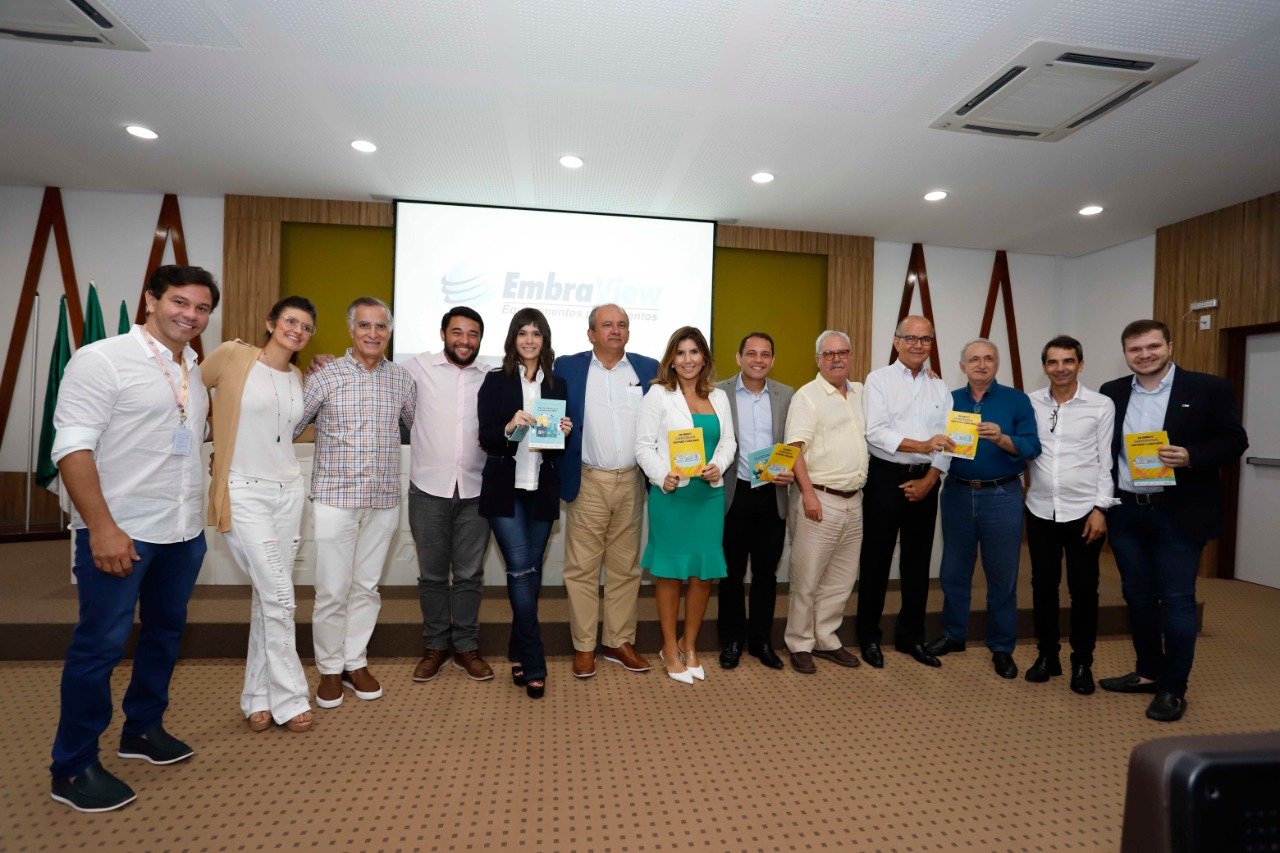 Representantes das institui&ccedil;&otilde;es apresentam a cartilha da Lei Geral