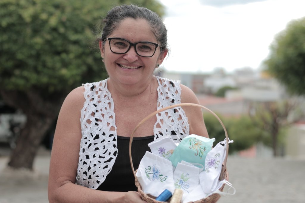 Artes&atilde; Gercineide Silveira exp&otilde;e o bordado nas m&aacute;scaras