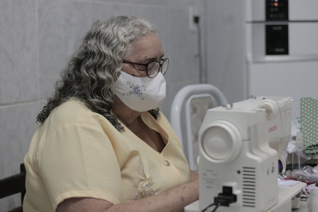 A artes&atilde; Terezinha utiliza o utens&iacute;lio como fruto do seu trabalho manual