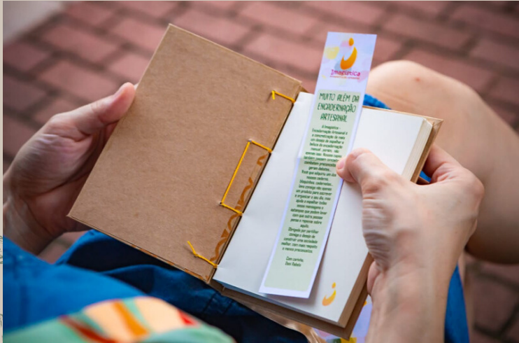 Al&eacute;m de kimono diferenciado e bombons, o kit tem ainda um caderno estilizado