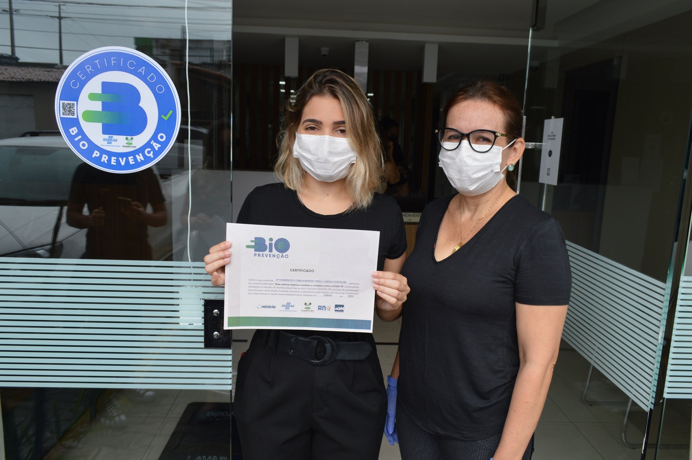 Paula Bezerra e sua mãe Lirêda exibem o certificado da consultoria de bioprevenção