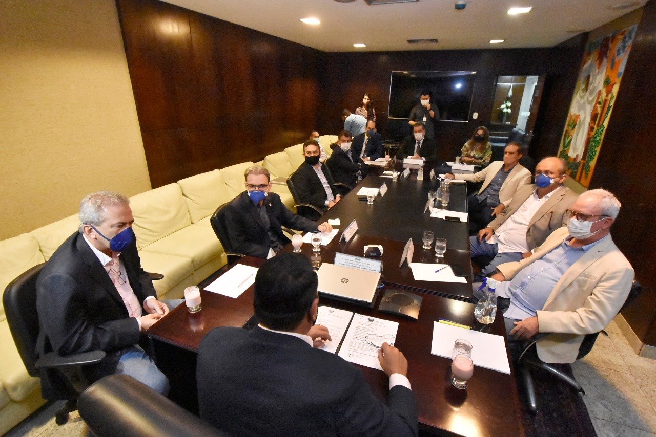 Os l&iacute;deres empresariais foram recebidos pelo presidente da assembleia o deputado Ezequiel Ferreira