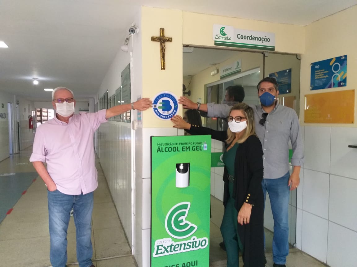 Diretor Zeca Melo entrega o Selo de Biopreven&ccedil;&atilde;o ao Col&eacute;gio Extensivo