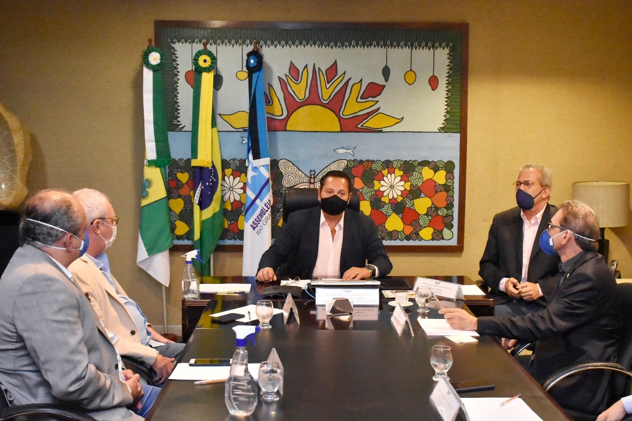 Deputado Ezequeiel Ferreira (centro) propôs a criação da Frente Parlamentar da MPE