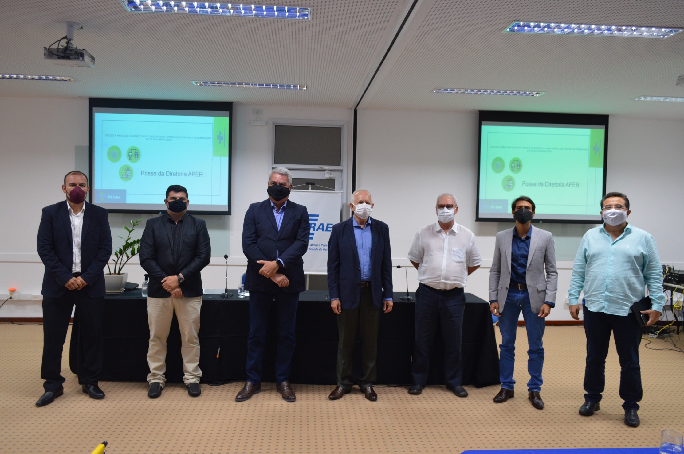 Diretoria eleita da APER e o diretor do Sebrae-RN, Zeca Melo no evento de cria&ccedil;&atilde;o e posse da associa&ccedil;&atilde;o