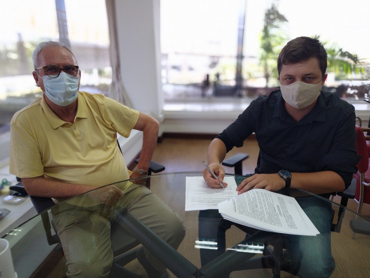 Bruno Talarico assinou com o diretor Zeca Melo o primeiro contrato e vai fabricar uma caldeira sustent&aacute;vel