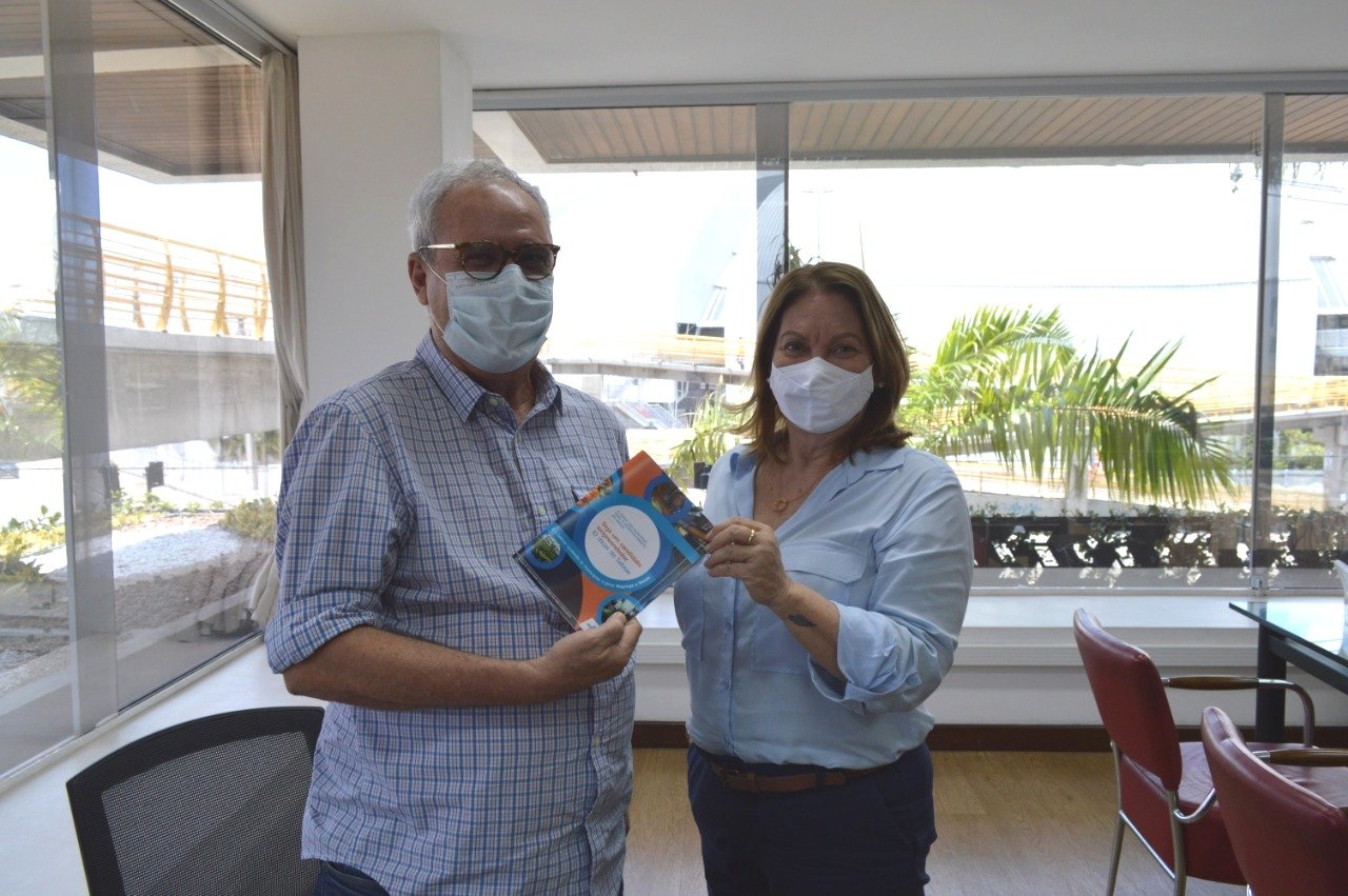 Candidata Ivone Freire recebe guia do Sebrae e promete apoio &agrave;s micro e pequenas empresas na C&acirc;mara