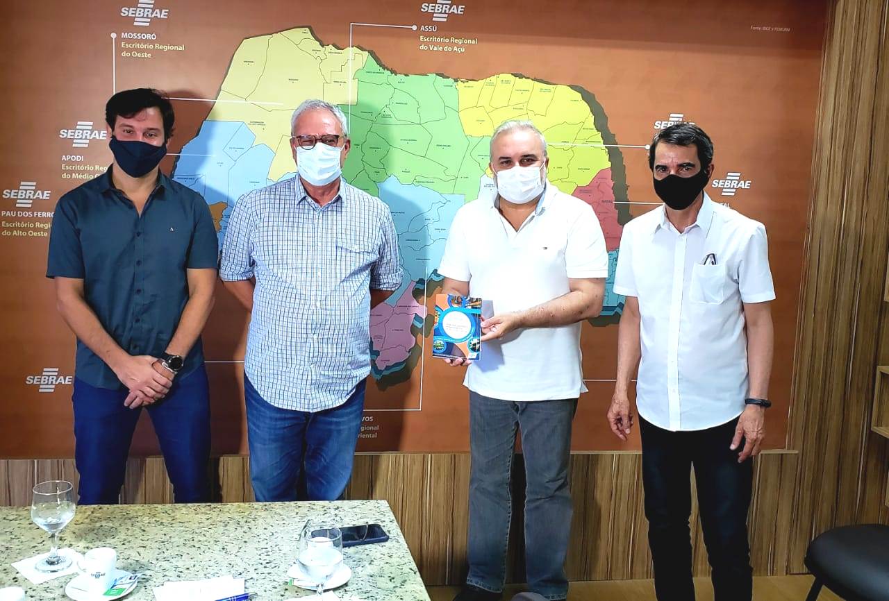 Candidato Jean Paul Prates visita o Sebrae e recebe guia dos dirigentes