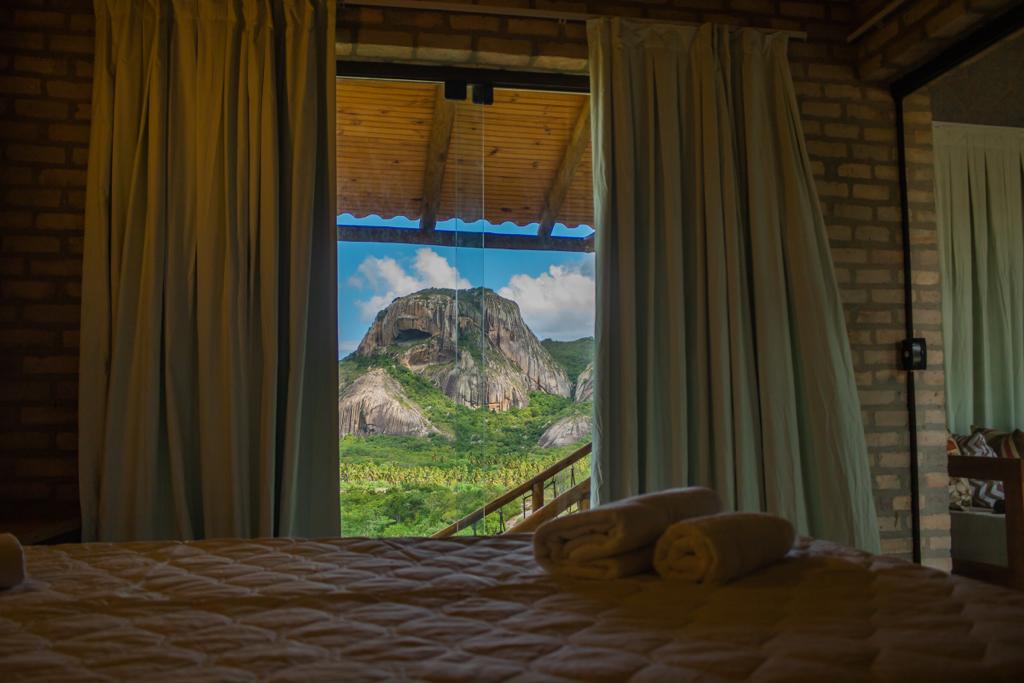 Vis&atilde;o panor&acirc;mica de dentro do quarto para a pedra da boca