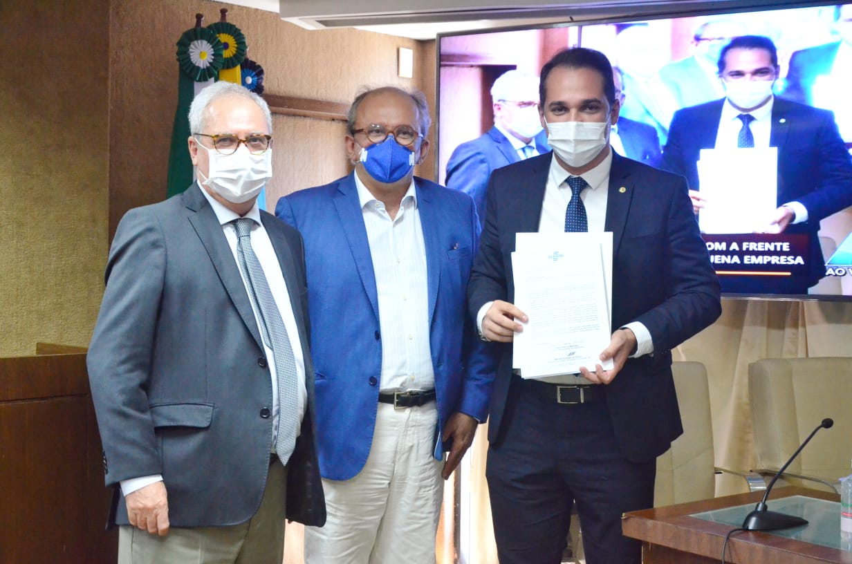 Zeca Melo e Itamar Manso entregam documento com propostas ao deputado Kleber Rodrigues