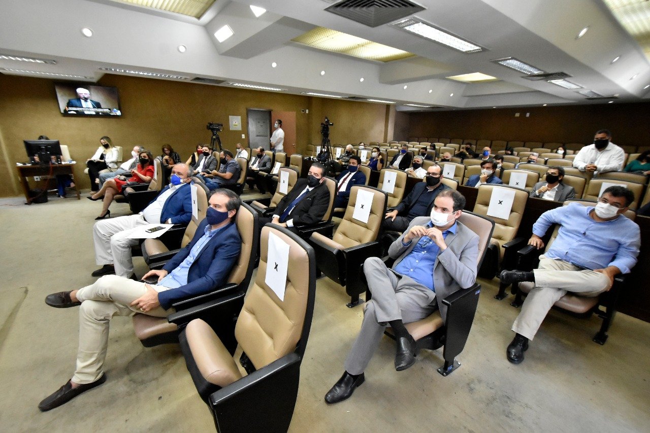 Plateia formada pela classe empresarial no plenarinho da Assembleia Legislativa