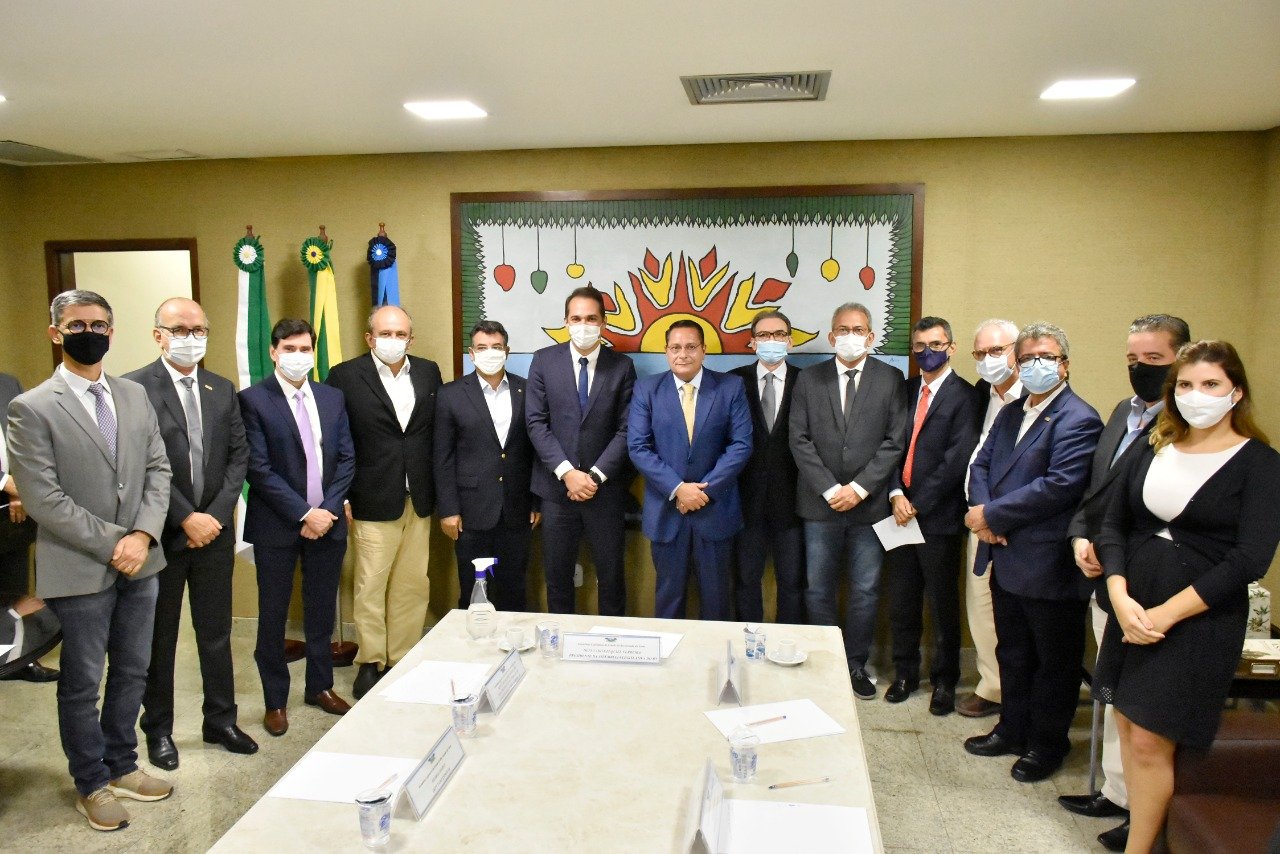 Deputados e empres&aacute;rios reunidos em prol da Lei Geral das MPEs