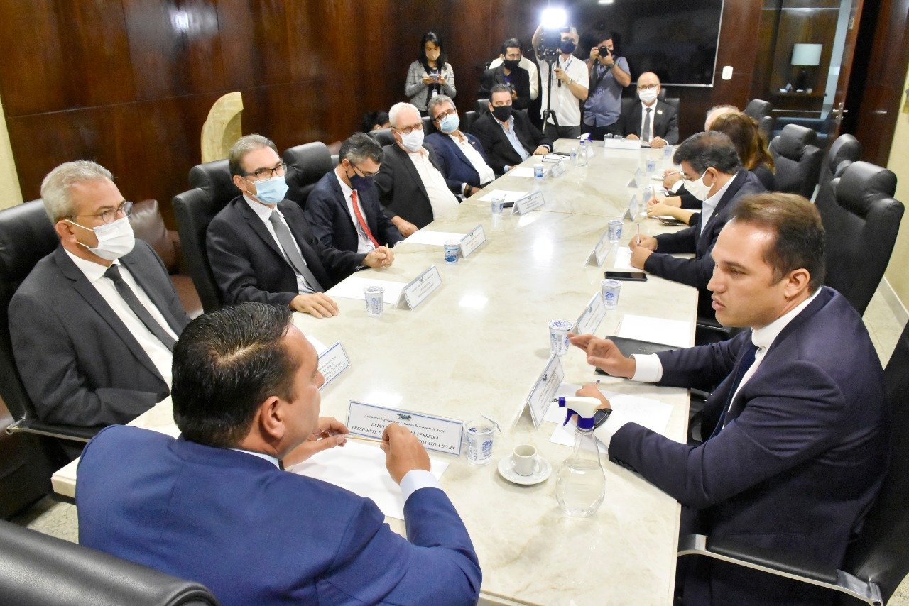 Deputado Kleber Rodrigues entrega texto da LG ao presidente Ezequiel 