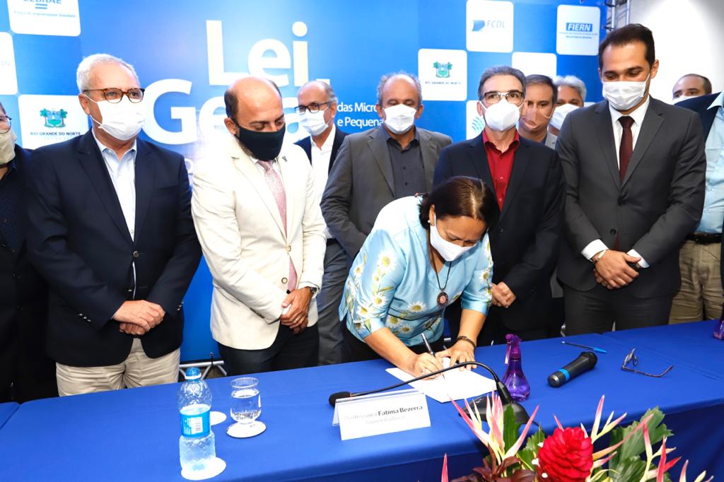 Governadora F&aacute;tima Bezerra assina a Lei Geral das MPEs do estado