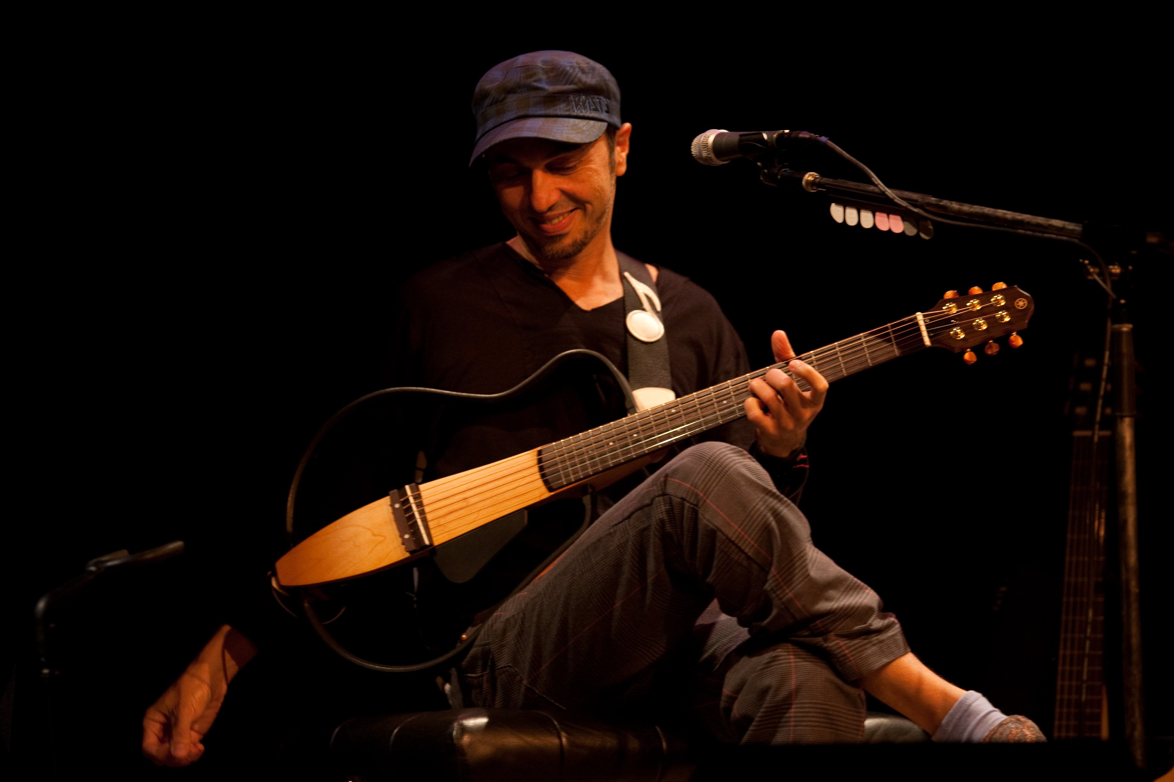 Zeca Baleiro se apresenta na segunda noite do festival