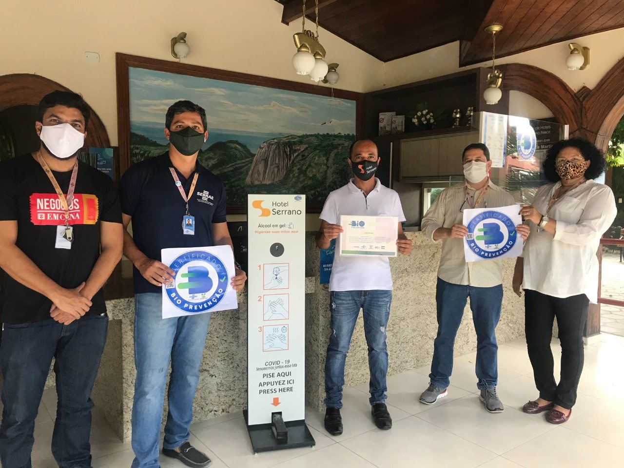 Gerente Rodolfo Barreto e equipe do Sebrae em Pau dos Ferros entregam o selo de Biopreven&ccedil;&atilde;o ao hotel