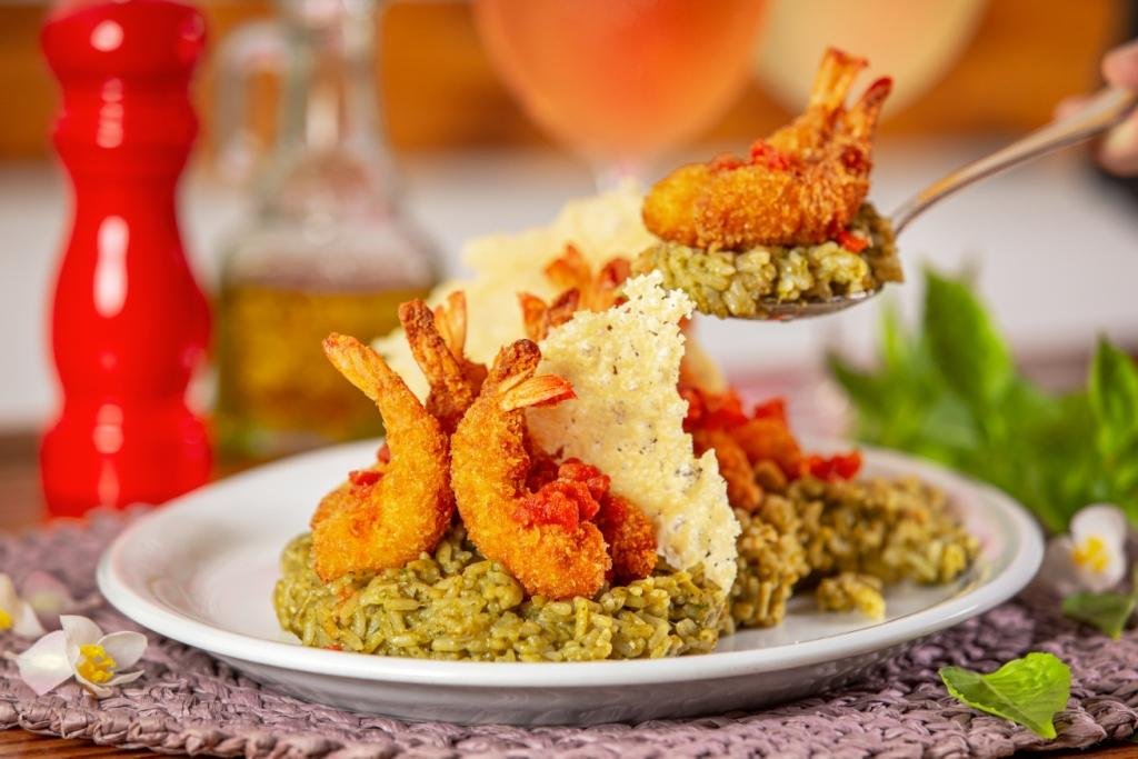 Camarões crocantes com arroz de pesto