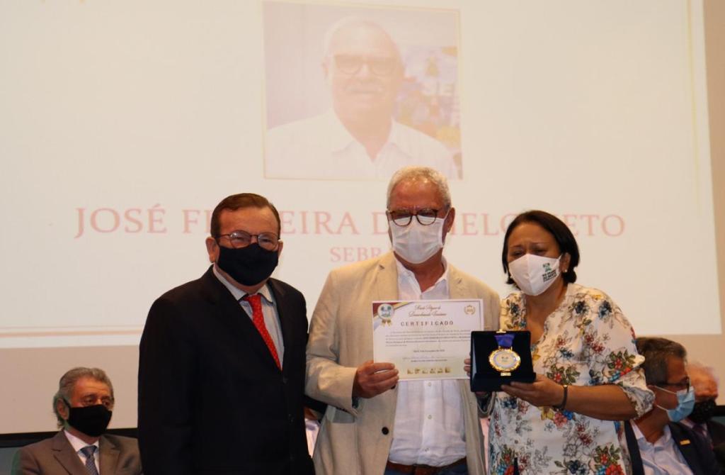 Governadora F&aacute;tima Bezerra e o secret&aacute;rio Jaime Calado entregam medalha ao diretor Zeca Melo