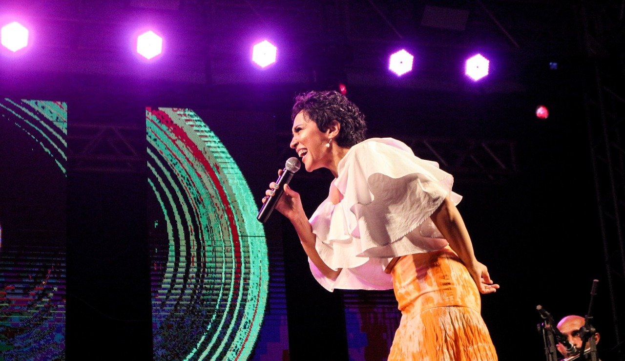 A cantora Val&eacute;ria Oliveira &eacute; MEI e seria uma das artistas afetadas pela resolu&ccedil;&atilde;o que exclu&iacute;a 14 atividades