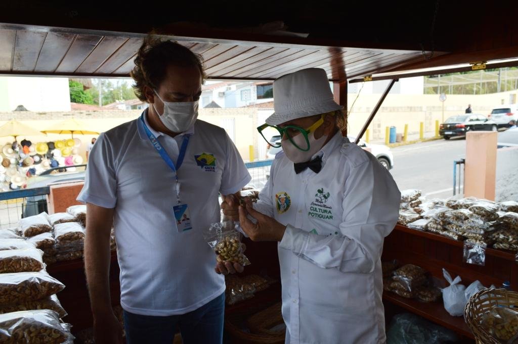 Personagem famoso no Cajueiro de Pirangi, Dr. Castanha explica benef&iacute;cios do fruto, s&iacute;mbolo do RN