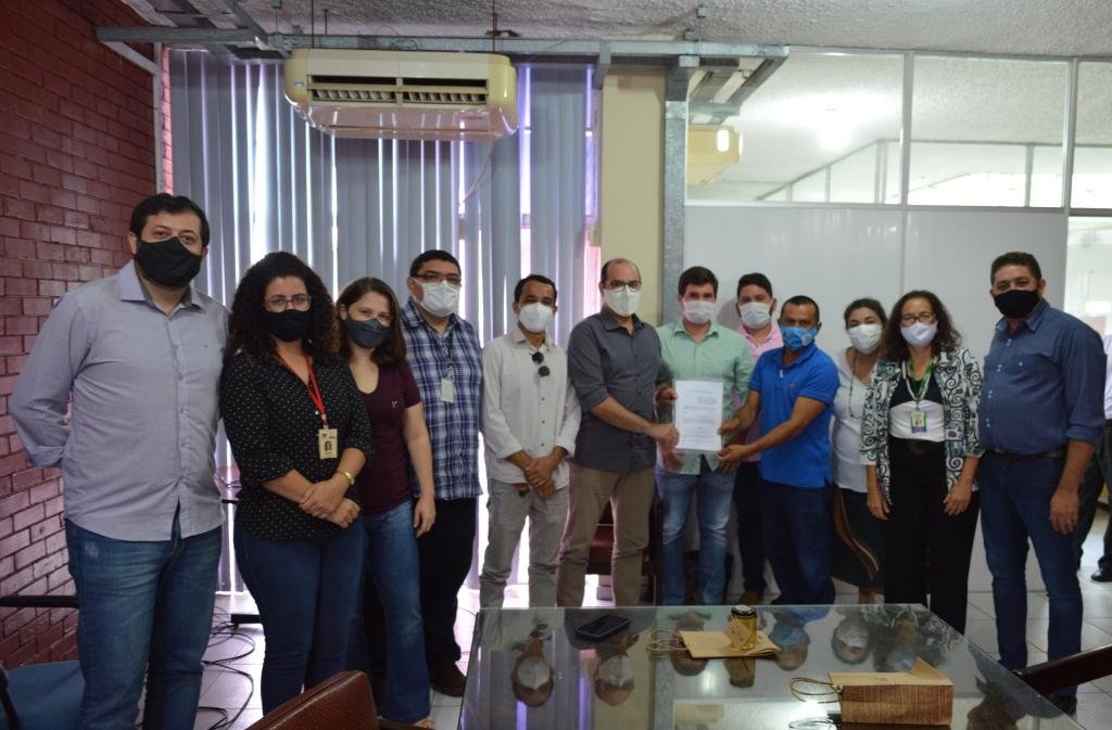 Produtores e representantes do comit&ecirc; entregam texto para regulamenta&ccedil;&atilde;o da Lei do mel